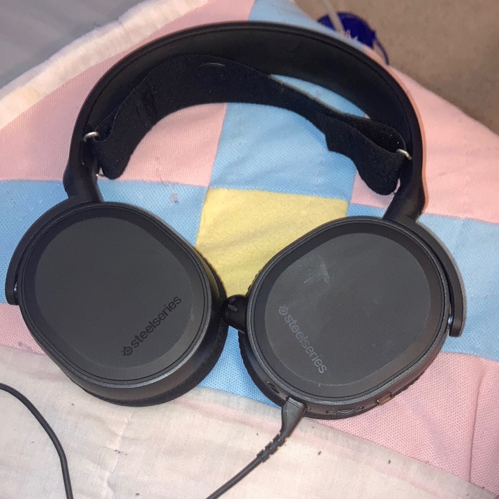 COPY - Steel series headphones
